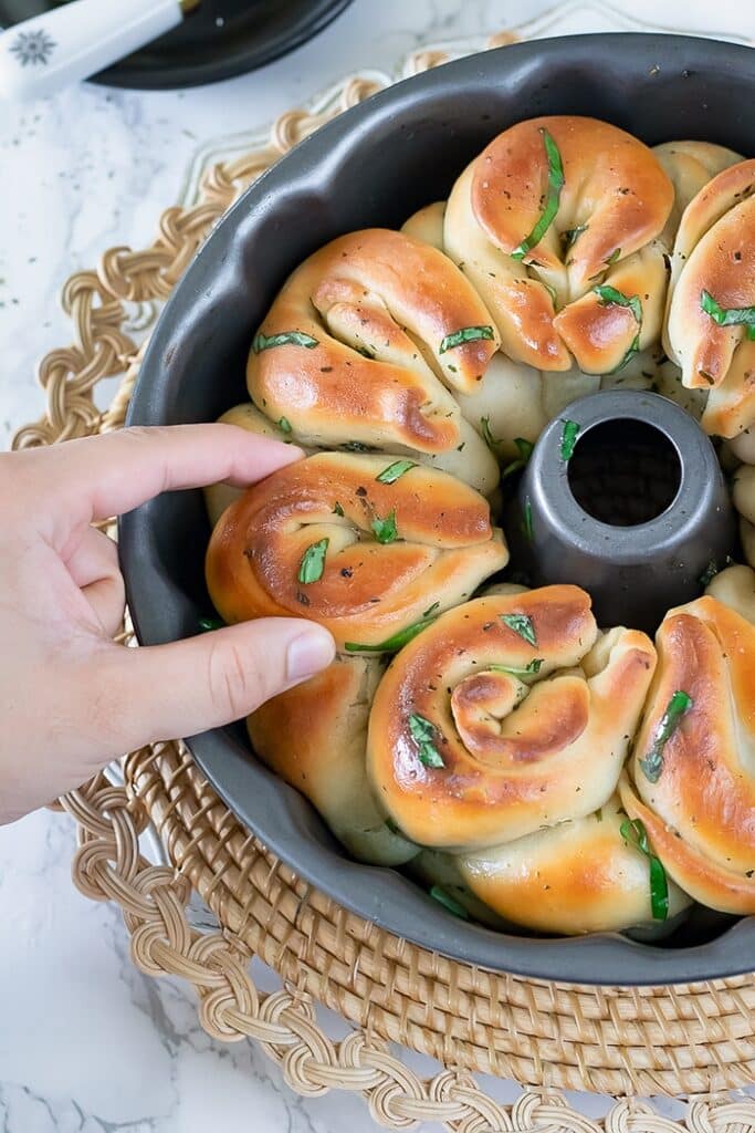 Easy One Hour Pull-Apart Garlic Rolls