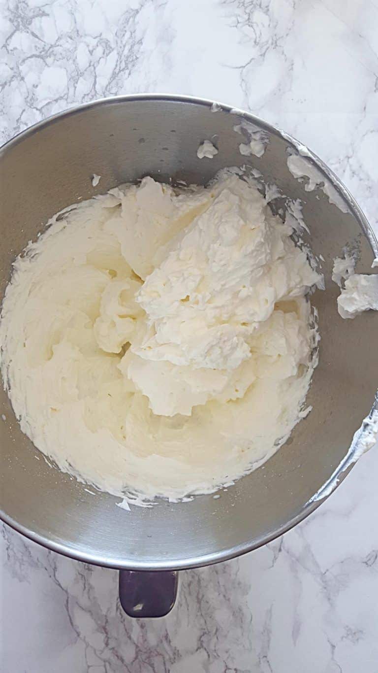 How to make whipped cream for cakes